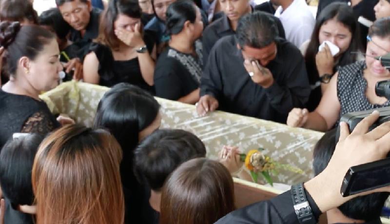 Giây phút cuối cùng khi người thân đưa tiễn Ratttana về với cõi trời.
