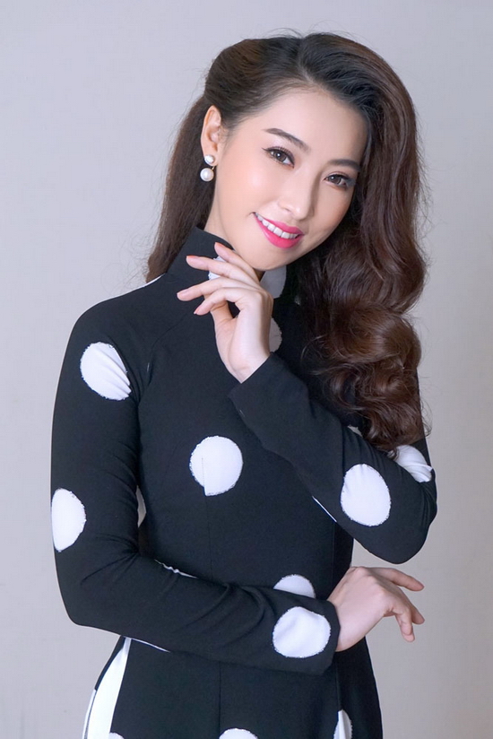 Sở hữu ngoại hình chuẩn hotgirl, phong thái chuyên nghiệp, cùng giọng hát ngọt ngào, Cao Công Nghĩa là cái tên nhận được nhiều sự yêu thích của khán giả sau một cuộc thi về Bolero. 