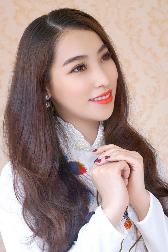 Trong Nhạc Hội Quê Hương, nàng ca sĩ xinh đẹp sẽ đảm nhận tiết mục mở màn đầy hấp dẫn. Liệu “gà cưng của Cẩm Ly” sẽ mang đến chương trình tiết mục như thế nào để thoả mãn khán giả cả phần nhìn lẫn phần nghe?