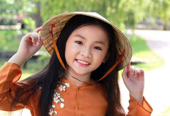 Tiếp theo, sự xuất hiện của “hiện tượng dân ca nhí” Nghi Đình sẽ khiến khán giả vô cùng thích thú. Là một thí sinh được yêu thích trong cuộc thi Thần Tượng Tương Lai, cô bé 7 tuổi Nghi Đình đã ghi dấu ấn sâu đậm trong lòng mọi người qua những khúc hát Dân ca ngọt ngào, sâu lắng. 