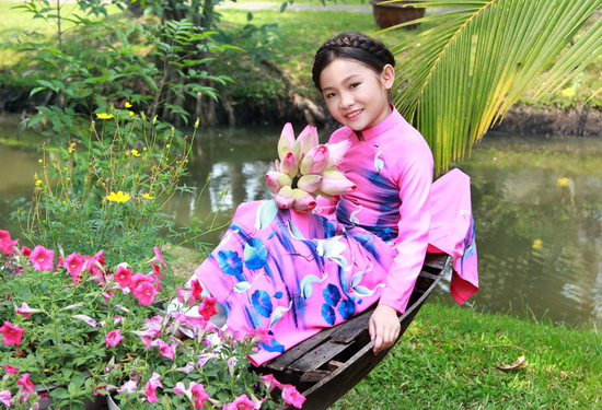 Đến với Nhạc Hội Quê Hương tập đầu tiên, cô bé sẽ thể hiện khía cạnh nào của mình? Một Nghi Đình vui tươi hồn nhiên hay một cô bé trầm buồn với những bài hát sâu lắng?