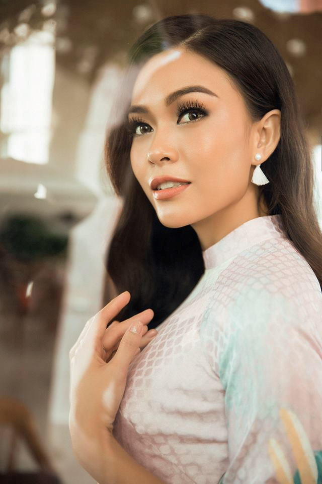 Cặp mắt to tròn, đôi môi trái tim thể hiện rõ vẻ đẹp ngọt ngào nữ tính trong trang phục áo dài. Mâu Thủy khéo khoe nét duyên dáng của người phụ nữ châu Á.