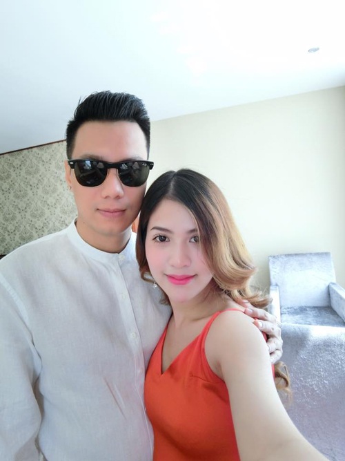 Không chỉ có vóc dáng đúng chuẩn, Hương Trần còn sở hữu nước da trắng mịn không tì vết. Ý thức được ưu điểm của bản thân, Hương Trần luôn chọn cho mình những set đồ ôm sát hoặc những chiếc áo cổ rộng, hãy trễ vai để khoe ra vẻ đẹp hình thể.