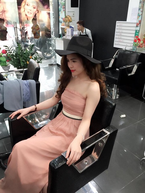 Điều khiến nhiều người ngưỡng mộ ở cô chính là dù đã có một con nhưng bà xã Việt Anh vẫn sở hữu vóc dáng gợi cảm, cùng vòng eo con kiến.