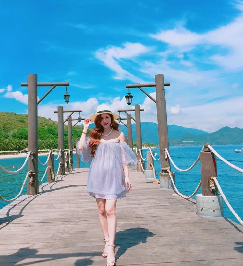Hương Trần sở hữu vóc dáng nuột nà, làn da trắng hồng, và khuôn mặt xinh đẹp chẳng thua kém gì các hot girl.
