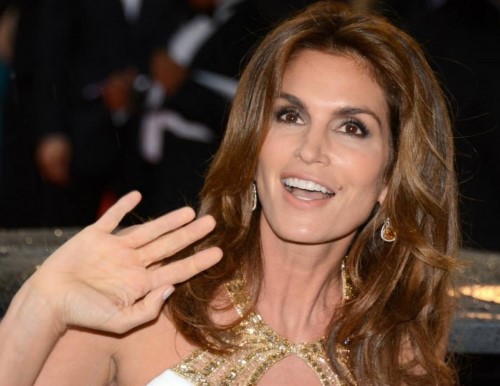 Cindy Crawford chưa bao giờ cảm thấy mất tự tin trong thời gian niềng răng. Cô vẫn cười tỏa nắng trong bức ảnh quảnh cáo của hãng Pepsi với chiếc niềng sáng lấp lánh. Và dù đã không còn trẻ nhưng Cindy Crawford khẳng định được đẳng cấp của một siêu mẫu quốc tế khi thần thái và nụ cười trở thành huyền thoại. 
