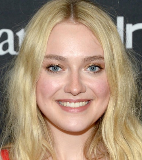 Dakota Fanning xuất hiện từ nhỏ với chiếc niềng răng trong suốt thời gian tuổi ấu thơ. Bởi cô gặp nhiều vấn đề về răng như nhổ răng, mất răng trước đó thậm chí đeo niềng răng nhiều lần.   Nhưng ở hiện tại, bạn hãy nhìn hàm răng và nụ cười hoàn hảo của người đẹp đi!