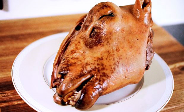 Smalahove (Na Uy): Món ăn truyền thống này là đầu cừu được làm sạch, thui qua, bổ làm đôi và sau đó hầm hoặc luộc trong khoảng 3 tiếng đồng hồ. Việc nhìn thấy nửa chiếc đầu cừu trên đĩa khiến nhiều du khách mất cảm giác thèm ăn. Ảnh: Brainchemist/Wordpress. 