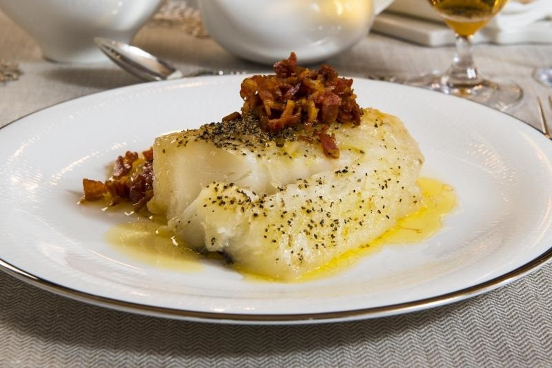 Lutefisk (Na Uy): Cá tuyết khô được ngâm nước sáu ngày, sau đó ngâm tiếp vào dung dịch kiềm trong hai ngày, tới khi cá đạt độ pH là 12. Lúc này, cá chua đến mức khó ăn nổi, và phải ngâm tiếp vào nước lạnh trong sáu ngày. Thành phẩm cuối cùng sẽ được đem hấp trong khoảng 25 phút. Tất nhiên, vị của chúng không dễ chịu chút nào. Ảnh: Rema.