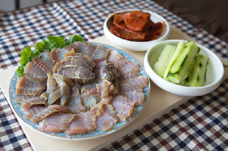 Hongeo-hoe (Hàn Quốc): Món cá đuối lên men này có mùi khai khó chịu, nhiều người ví chúng có mùi như nhà vệ sinh. Trong đó, cá đuối được để lên men tự nhiên và sau đó ăn sống mà không cần chế biến hay nấu nướng gì. Bạn có thể ăn kèm cá với kim chi rượu gạo để bớt mùi vị khó nuốt. Ảnh: NPR.