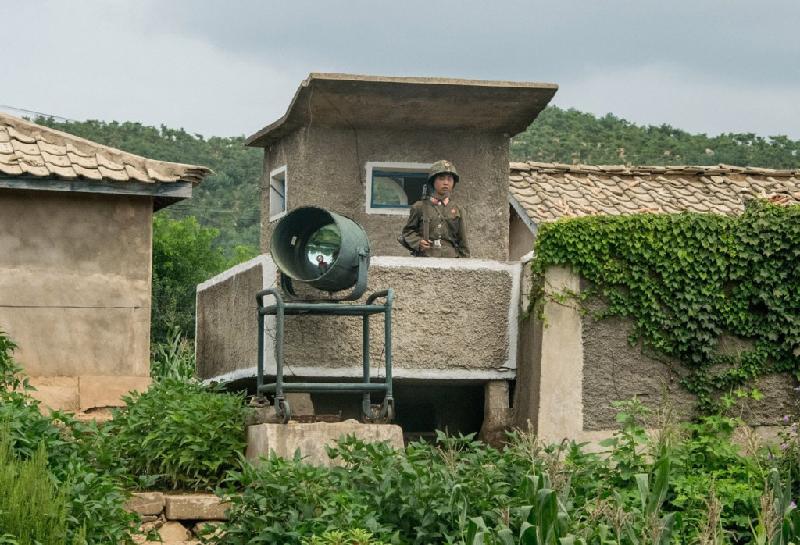 Những điều oái oăm có thể khiến du khách bị bắt ở Triều Tiên hình ảnh 4 Chụp ảnh các điểm không được cho phép: Du khách vào quốc gia này đều phải đi theo tour du lịch có hướng dẫn viên và người giám sát. Bạn không được phép chụp các công trình xây dựng, quân sự hay những cảnh không đẹp mắt ở Triều Tiên. Nếu làm trái quy định, du khách có thể bị tịch thu máy ảnh hoặc gán vào tội “gián điệp” và lãnh án tù. Ảnh: Business Insider.