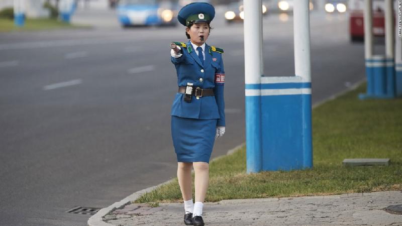 Những điều oái oăm có thể khiến du khách bị bắt ở Triều Tiên hình ảnh 7 Các hành động “thù địch”, chống phá: Một hành động vô ý của bạn cũng có thể bị ghép vào tội chống phá. Du khách được khuyến cáo tuyệt đối không nên nói đùa về tình hình chính trị hay cuộc sống của người dân ở Triều Tiên. Bạn hãy nhớ rằng mọi hoạt động của mình có thể đang bị giám sát. Ảnh: CNN.