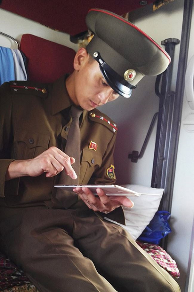 Những điều oái oăm có thể khiến du khách bị bắt ở Triều Tiên hình ảnh 9 Việc đem các thiết bị có hệ thống định vị toàn cầu GPS vào Triều Tiên cũng bị cấm. Chúng thường bị tịch thu ở cửa hải quan và trả lại khi du khách rời nước. Nếu cố tình đem theo và bị phát hiện, bạn có thể bị gán cho tội danh “gián điệp”. Ảnh: Business Insider.