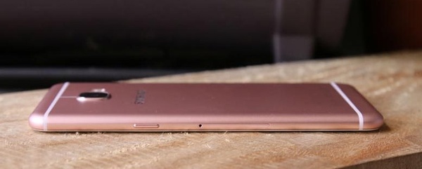 Samsung Galaxy C5 sử dụng vi xử lí Snapdragon 617 (8 nhân Cortex-A53, đồ họa Adreno 405), RAM 4GB (cao nhất trong danh sách) với tùy chọn bộ nhớ trong 32GB, hỗ trợ thêm khe cắm thẻ microSD.