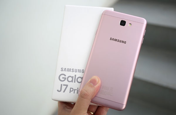 Điểm nhấn của Galaxy J7 Prime chính là bộ đôi camera, đặc biệt là camera trước. Camera chính của máy có độ phân giải 13 MP với khẩu độ f/1.9, giúp thu sáng tốt hơn và có thể chụp ảnh trong điều kiện thiếu ánh sáng tốt hơn. Camera trước của máy có độ phân giải 8MP, góc rộng với khả năng nhận diện khuôn mặt giúp chụp ảnh selfie ấn tượng. 