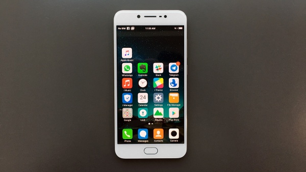 Ngoài điểm nhấn selfie, Vivo V5 đi kèm màn hình IPS kích thước 5.5 inch với độ phân giải HD, chạy trên nền hệ điều hành Android 6.0 với sức mạnh của vi xử lý MediaTek MT6750 tám nhân, RAM 4GB, bộ nhớ trong 32GB kèm thỏi pin 3.000mAh.  Máy còn được trang bị cảm biến vân tay siêu nhạy, chip âm thanh Hi-Fi và hỗ trợ tính năng chia đôi màn hình (Smart Split 2.0) cho đa nhiệm tốt hơn. 