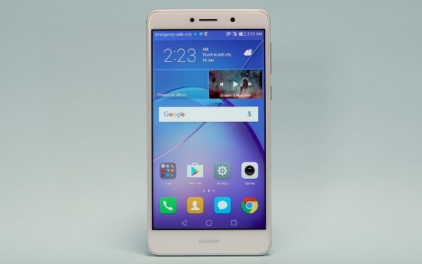 Huawei GR5 2017 : Điện thoại của Huawei sở hữu một số tính năng tương đồng với Galaxy J7 Pro như: Thiết kế kim loại nguyên khối sang trọng, màn hình 5,5 inch độ phân giải Full HD. Còn lại những tính năng khác đều tỏ ra lấn lướt.