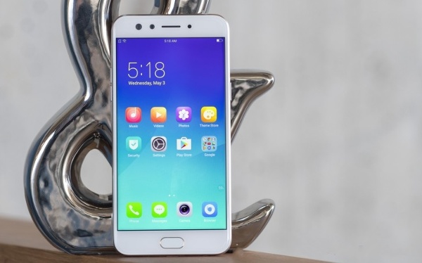 Tương tự Galaxy J7 Pro, điện thoại của Oppo cũng sở hữu màn hình độ phân giải lên Full-HD với tấm nền IPS LCD kích thước 5,5 inch, cho mật độ điểm ảnh 401 PPI, đủ để hiển thị chi tiết nội dung cả hình ảnh và văn bản. Đặc biệt màn hình của F3 còn được bảo vệ bằng kính Gorilla Glass 5, cho khả năng chống trầy tốt hơn.