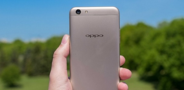 Camera sau của Oppo F3 cũng khá ấn tượng với độ phân giải 13MP, khẩu f/2.2, hỗ trợ lấy nét pha và có một đèn flash trợ sáng. 