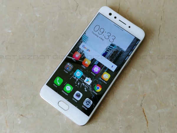 Oppo F3 sử dụng xử lý Mediatek MT6750T, RAM 4GB và bộ nhớ trong 64GB, tất cả đều ấn tượng hơn so với Galaxy J7 Pro, cho trải nghiệm tốt hơn so với đối thủ của mình.