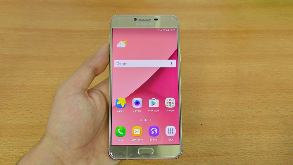 Hướng tới nhu cầu giải trí nên Galaxy C7 sở hữu màn hình lớn nhất trong danh sách này với kích cỡ 5,7 inch, độ phân giải Full HD và sử dụng tấm nền Super AMOLED tương tự như Galaxy J7 Pro, nhưng kích thước lớn hơn nên trải nghiệm giải trí cũng đã hơn. 