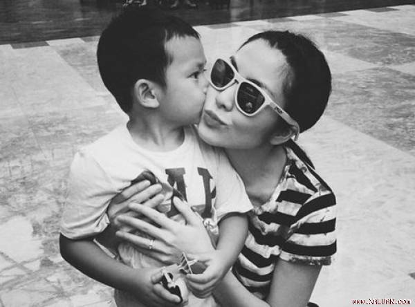 Bạn bè thân thiết của Hà Tăng đều khẳng định, con trai của cựu nữ diễn viên rất kháu khỉnh và vô cùng dễ thương. Cậu bé hội tụ hết các nét đẹp của cả bố lẫn mẹ. Ngay cả công chúa nhỏ mới sinh của Hà Tăng cũng đẹp không kém mẹ. 