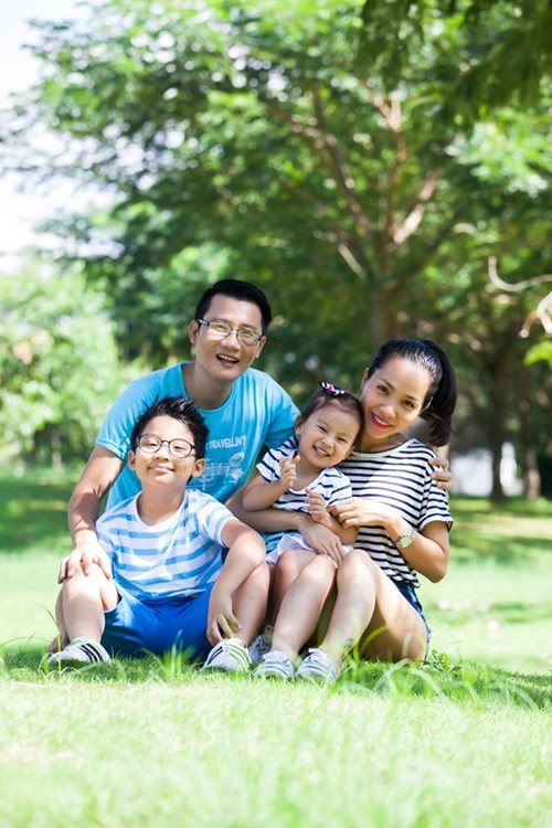 Hoàng Bách không ngại ca ngợi vợ trên các phương tiện truyền thông. Với anh, vợ là người mà anh yêu... không biết chán. Bất cứ khi nào được hỏi về gia đình, Hoàng Bách luôn nói về nó với niềm hạnh phúc long lanh đầy tiếng cười và sự sẻ chia, thấu hiểu. 