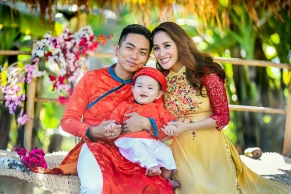 Trải qua nhiều khó khăn trong tình yêu, Khánh Thi đã tìm được bến đỗ hạnh phúc bên vũ công Phan Hiển. Ban đầu, chuyện tình cảm giữa cặp 