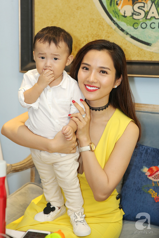 Mới đây, Ưng Hoàng Phúc đưa vợ và con trai đến buổi ra mắt sản phẩm mới của anh khiến nhiều người trầm trồ ngưỡng mộ về một gia đình hạnh phúc 