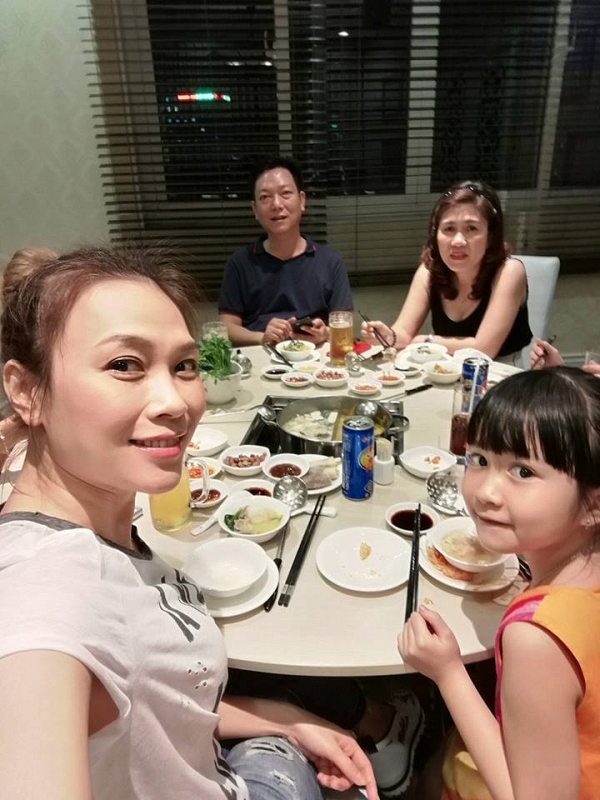Thỉnh thoảng, Mỹ Tâm vẫn dành thời gian đi ăn tối cùng gia đình.