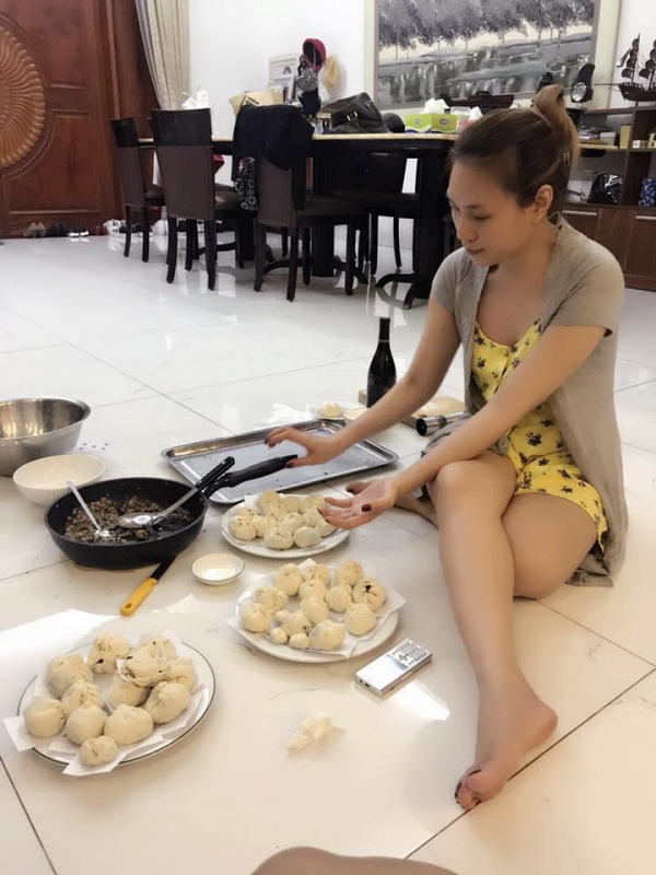 Dáng ngồi cực yêu của Mỹ Tâm khi ngồi làm bánh bao.