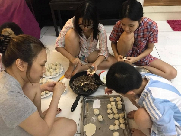 Dù trời đã khuya nhưng cô Tâm vẫn kêu các cháu xuống bếp, phụ làm bánh bao.