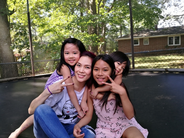 Mỗi khi sang Mỹ lưu diễn, “Họa mi tóc nâu” cũng dành thời gian thăm hỏi gia đình anh trai cùng các cháu nhỏ đang định cư tại đây.