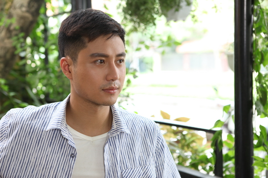 Trong phim, nam diễn viên Thanh Sơn sẽ đảm nhận vai Phong - một nhiếp ảnh gia góa vợ, sống cảnh gà trống nuôi con và phải sống cùng với bà mẹ vợ kỹ tính. Anh này tính tình lạc quan nhưng lập dị, hơi khù khờ. Do cuộc sống sinh hoạt hàng ngày luôn phụ thuộc vào mẹ vợ nên dù vợ mất đã lâu nhưng anh ta chỉ tập trung vào công việc và con gái mà chẳng nghĩ gì đến chuyện yêu đương. Cho tới khi gặp Phương Trinh - cô hàng xóm đanh đá, từ chỗ khắc khẩu, trái tim Phong đã dần rung động. Có một chi tiết thú vị mà Thanh Sơn chia sẻ rằng ở ngoài đời, anh cũng đang sống chung với mẹ vợ. Chính vì thế mà các thành viên trong đoàn làm phim vẫn thường gọi vui đây là phim “Sống chung với mẹ vợ”.