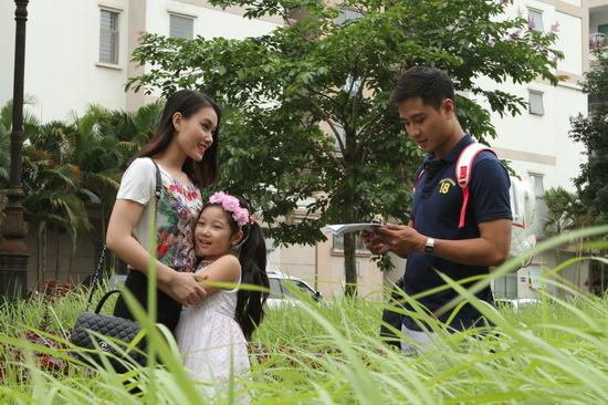 Có một chi tiết thú vị mà Thanh Sơn chia sẻ rằng ở ngoài đời, anh cũng đang sống chung với mẹ vợ. Chính vì thế mà các thành viên trong đoàn làm phim vẫn thường gọi vui đây là phim “Sống chung với mẹ vợ”.