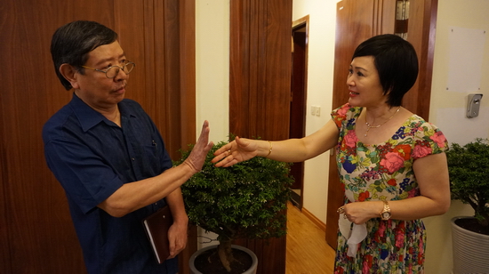 NSND Minh Hòa – người chuyên vào những vai chính kịch, sắc sảo, ghê gớm nhưng lần này lại vào nhân vật bà Sang đồng bóng, nhiều chuyện, thích gây gổ.