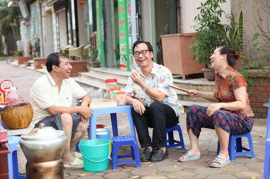 Cũng từ đây, không biết bao nhiêu câu chuyện đồn thổi phát sinh, tạo ra những tình huống bi hài