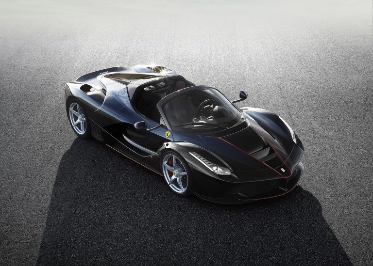Ferrari LaFerrari Aperta (2,1 triệu USD): Mặc dù Ferrari LaFerrari Coupe ra mắt ở Geneva Motor Show 2013, bản mui trần Aperta phải đến triển lãm Paris Motor Show 2016 mới xuất hiện. Mức giá chính thức không được hãng công bố, nhưng theo Blommberg, LaFerrari Aperta có giá bán khoảng 2,1 triệu USD.