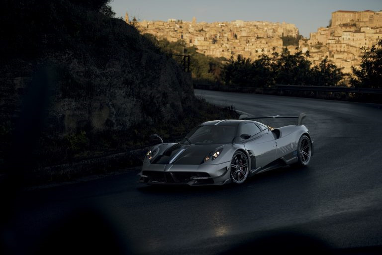 Pagani Huayra BC (2,5 triệu USD): Nếu bạn thích Pagani Huayra nhưng không muốn một mẫu mui trần thì Huayra BC là một lựa chọn khác. Có mức giá xấp xỉ 2,5 triệu USD, mẫu Huayra đặc biệt này trang bị động cơ tăng áp kép V12 AMG kết hợp hộp số bán tự động 7 cấp. Trọng lượng siêu xe là 1.218 kg.
