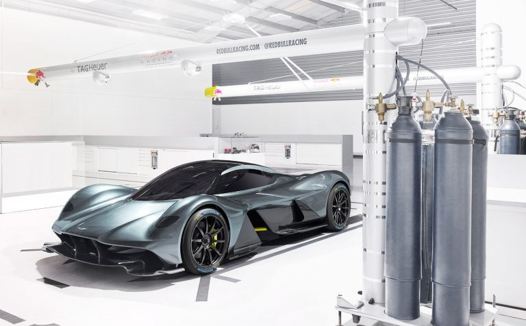 Aston Martin Valkyrie (3,2 triệu USD): Aston Martin không công bố mức giá chính thức cho mẫu hypercar có tên gọi Valkyrie, mặc dù vậy theo đối tác Red Bull siêu xe này có giá bán đến 3,2 triệu USD. Số lượng sản xuất siêu xe này chỉ 150 chiếc và bắt đầu đến tay khách hàng vào năm 2019.