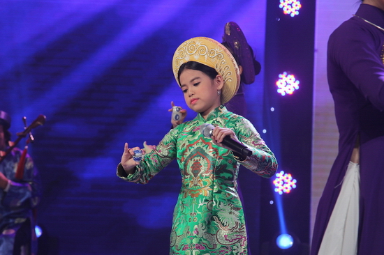 Thí sinh Hiền Trân: Hiền Trân bất ngờ “lên đồng” với Hầu văn Huế khiến NSND Thu Hiền “bái phục”  Hiền Trân là một trong những thí sinh tạo được ấn tượng mạnh mẽ bởi khả năng biến hóa trong nhiều dòng nhạc khác nhau. Ở vòng Bán kết, cô bé “Tắc kè hoa” bất ngờ mang đến chương trình ca khúc Hầu văn Huế mang tên Huế đô cảnh đẹp.
