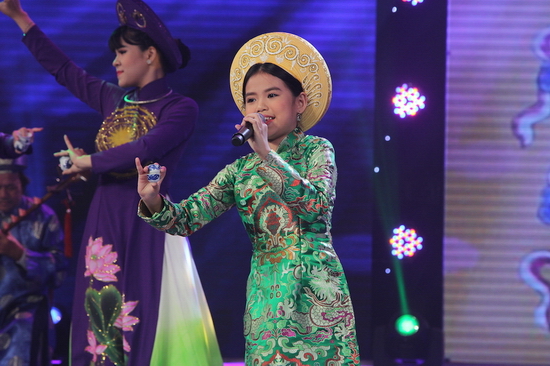 Nhận xét về phần thi, NSND Thu Hiền chỉ biết thốt lên: “Bái phục”. Cô cho biết Hầu văn Huế là một thể loại cực kì khó và không phải người Huế nào cũng hát được. Cả giám khảo Thu Hiền và Quang Linh đều thừa nhận không thể hát Hầu văn hay như Hiền Trân. NSND Thu Hiền vô cùng ngỡ ngàng khi Hiền Trân kết hợp được kỹ thuật hát giả thanh vào bài hát cổ và cho rằng đây là “hiện tượng đặc biệt”. Khi biết chính bà nội của Hiền Trân là người đã huấn luyện cho cô bé, nữ giám khảo hài hước ngỏ ý được “tầm sư học đạo”. 