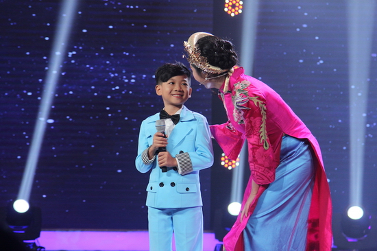 Đánh giá về phần thi, Cẩm Ly cho biết Minh Chiến có một chất giọng khàn nhưng hát những nốt cao rất chắc chắn và trong trẻo. Nữ ca sĩ còn hào hứng ví von lúc trình diễn, cậu bé 9 tuổi trông giống “một người đàn ông đạo mạo”. Đồng tình với Cẩm Ly nhưng Quang Linh cũng tinh ý nhận ra ở một số đoạn Minh Chiến bị hụt hơi do không làm chủ được làn hơi của mình. Về NSND Thu Hiền, cô chia sẻ bản thân đã rất xúc động với tiết mục của Minh Chiến và cảm giác đây là một tiết mục biểu diễn của ca sĩ chuyên nghiệp.
