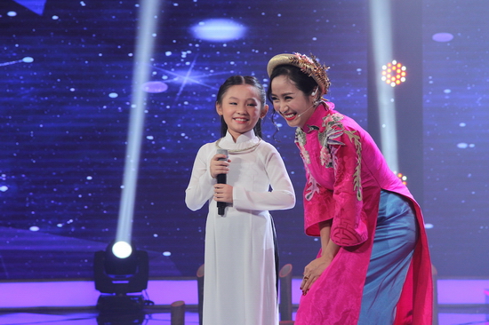 Tiếp đó, Quang Linh hài hước tiết lộ dù đã soi rất kỹ phần thi của Nghi Đình nhưng anh vẫn không nhận ra cô bé mắc lỗi sai nào. Bên cạnh đó, Quang Linh còn hết lời khen ngợi cô bé sở hữu giọng hát ngọt ngào, gương mặt xinh đẹp, cùng thái độ lễ phép. Dù dừng chân hay đi tiếp, Nghi Đình vẫn là thần tượng trong lòng nam giám khảo.
