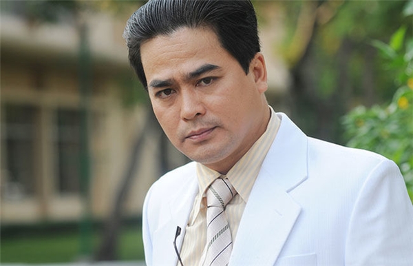 Cử Hùng trong Nợ đời  Năm 2004, trong phim Nợ đời của đạo diễn Hồ Ngọc Xum, Nguyễn Hoàng được khán giả bắt đầu chú ý và yêu thích nhiều hơn. Nợ đời miêu tả cuộc sống với phong cảnh cổ xưa vào thời kỳ những năm 20-30 thế kỷ trước. Dù đóng vai nhỏ trong phim, nhưng hóa thân của Nguyễn Hoàng trong vai Cử Hùng đã giúp khắc họa rõ nét lối sinh hoạt chậm rãi, khoan thai của người dân ở thời kì đó, khác với nhịp sống tấp nập ngày nay.Trong phim, Nguyễn Hoàng vào vai phản diện Hai Hùng gây ấn tượng mạnh.