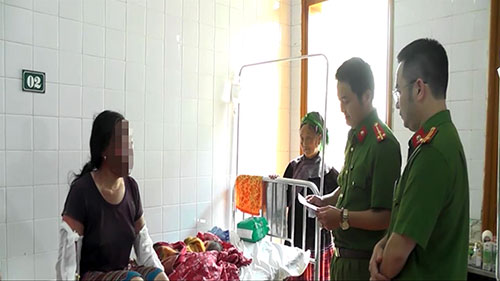 Công an huyện Bắc Hà thăm hỏi các nạn nhân. Ảnh:Thanh Tuấn