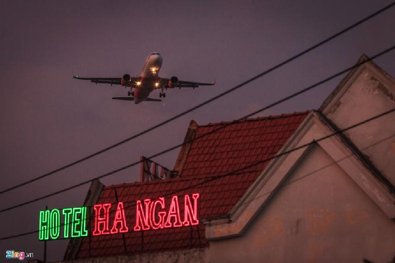 Theo ghi nhận, năm 2013, một ngôi nhà tại đường 20 (quận Gò Vấp) đã bị tốc mái và chủ nhà cho rằng nguyên nhân là máy bay hạ cánh, tạo gió lớn. 