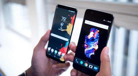 Tất nhiên màn hình của Galaxy S8 có độ phân giải 2K (2.960 x 1.440 pixel) cho mật độ điểm ảnh 570 ppi, cao hơn rất nhiều so với mức Full HD và 401 ppi trên màn hình của OnePlus 5. Nên độ sắc nét trên màn hình S8 tốt hơn nhiều so với đối thủ.