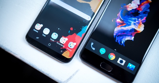 Trên Galaxy S8 đã không còn phím cứng Home truyền thống nữa, thay vào đó nút Home sẽ là dạng phím ảo hỗ trợ cảm ứng lực. Vì vậy cảm biến vân tay của máy cũng được chuyển ra mặt lưng, nằm ở bên phải của cụm camera. OnePlus 5 thì vẫn tích hợp phím cứng Home giống như trên Galaxy S7 và vân tay cũng được tích hợp vào nút này. 
