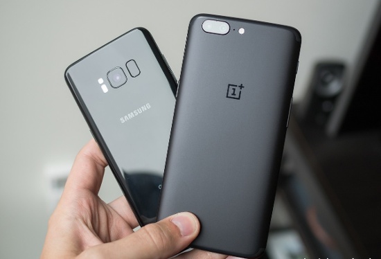 Samsung Galaxy S8 có kích thước 148,9 x 68,1 x 8,0mm và nặng 155 gram, trong khi OnePlus 5 có kích thước 154,2 x 74,1 x 7,25mm và nặng 153 gram. Như vậy tổng thể kích thước thì Galaxy S8 dù có màn hình lớn hơn nhưng cầm bằng một tay và thao tác lại dễ dàng hơn so với OnePlus 5.